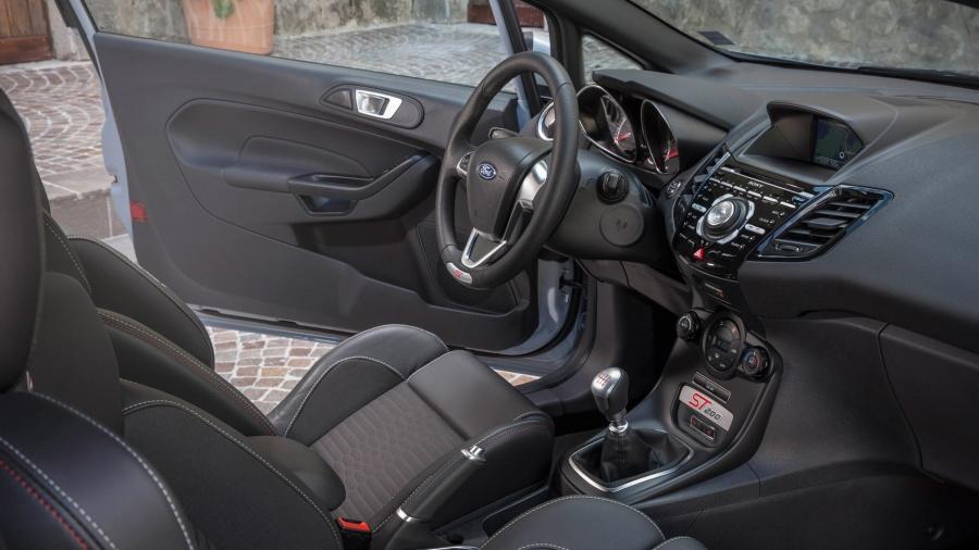 Интерьер Ford Fiesta ST200 by Mountune 2016 года  (фото 7 из 10)